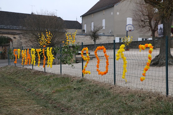 La cour de l'école décorée en lettres de fleurs