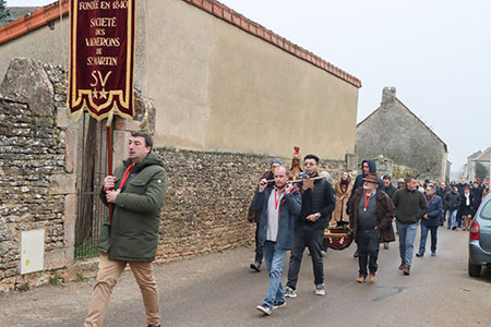 Déambulation du cortège dans le village 