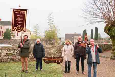 Recueillement devant le monument aux morts