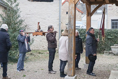 Le Saint avant son entrée dans l'église