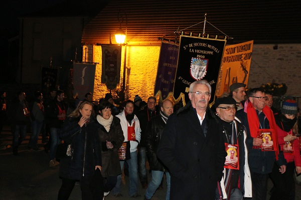 La procession au départ du village dans la nuit