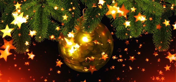 Une jolie boule de Noël qui scintille avec les lumières dans un sapin