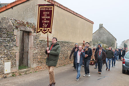 Déambulation du cortège dans le village 