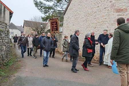 Cortège accueilli par le prêtre 
