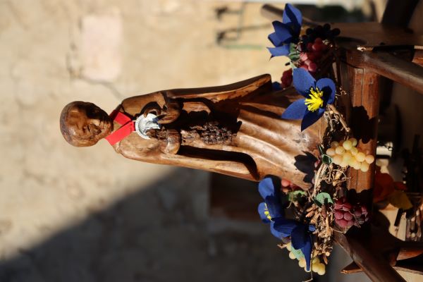 Le Saint-Vincent est entouré de fleurs à sa base