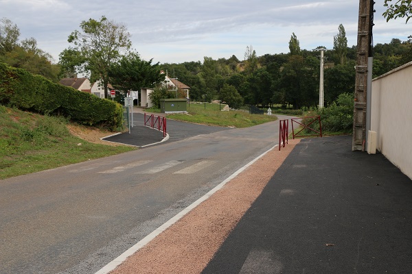 Un large trottoir créé le long de la route et des barrières guident les piétons jusqu'au passage. 