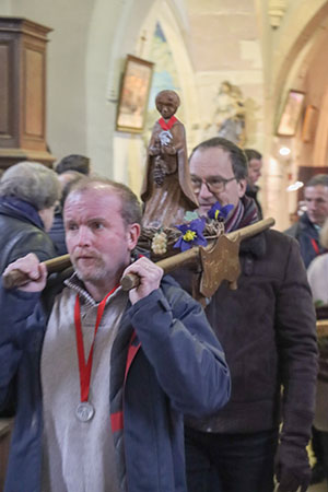 Après la cérémonie, le Saint porté par Pierre et Pierre avant sa sortie