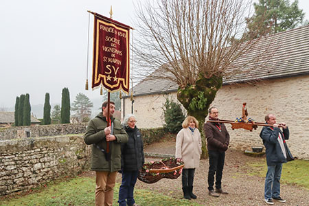Recueillement devant le monument aux morts