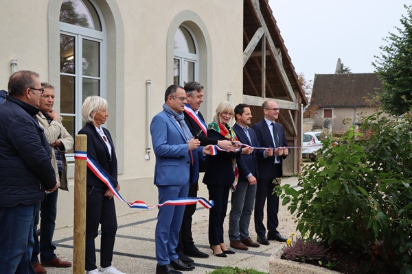 Officiels coupent le ruban, symbole de l'inauguration